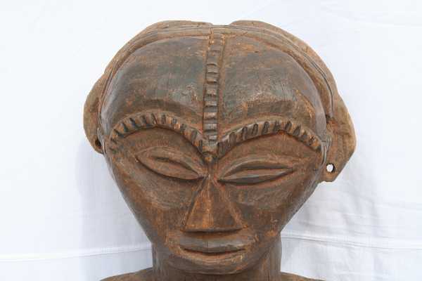 ngbaka(statue femme), d`afrique : Rép.démoncratique du Congo., statuette ngbaka(statue femme), masque ancien africain ngbaka(statue femme), art du Rép.démoncratique du Congo. - Art Africain, collection privées Belgique. Statue africaine de la tribu des ngbaka(statue femme), provenant du Rép.démoncratique du Congo., 1530/3144B.Statue,figurine féminine Ngbaka h.75cm 19eme sc.-début du 20eme sc.bois patine marron
Elle représente un ancêtre debout ,les bras tendu le long du corps.Des scarifications sur le visage et sur le ventre,en forme de croix autour du nombril.Ubangi.(col.Minga Zaire 1970)

Vrouwelijk Ngbaka beeld h.75cm.ze stelt een voorouder voor rechtstand,de armen gestrekt langs haar lichaam.hout,donker bruine patina,scarificaties in het aangezicht en op haar buik in kruisvorm rond haar navel.19de eeuw-begin 20ste eeuw.kol.Minga Zaire 1970). art,culture,masque,statue,statuette,pot,ivoire,exposition,expo,masque original,masques,statues,statuettes,pots,expositions,expo,masques originaux,collectionneur d`art,art africain,culture africaine,masque africain,statue africaine,statuette africaine,pot africain,ivoire africain,exposition africain,expo africain,masque origina africainl,masques africains,statues africaines,statuettes africaines,pots africains,expositions africaines,expo africaines,masques originaux  africains,collectionneur d`art africain